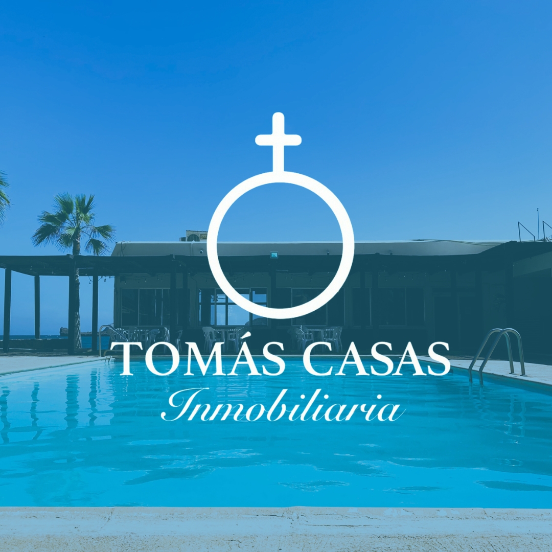 logotipo de tomas casas inmobiliaria con fondo azul