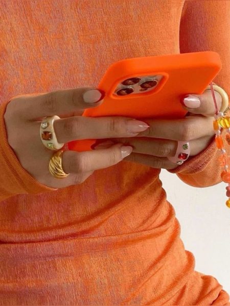 Community Manager gestionando redes sociales para un negocio en Pamplona