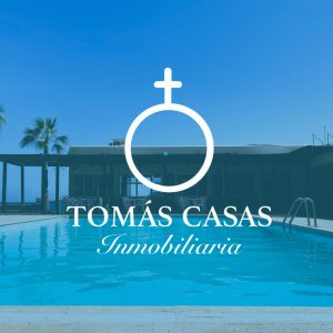 logotipo de tomas casas inmobiliaria con fondo azul